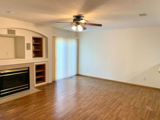Building Photo - Gorgeous 5 Bedroom 3.5 Bath House with 3 c...
