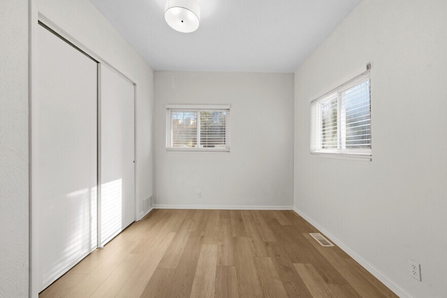 Building Photo - 423 2nd Ave