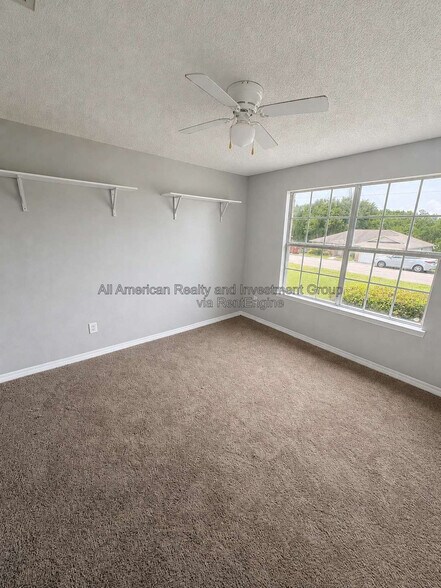 Building Photo - 216 Lustan Dr
