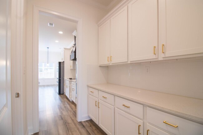 Building Photo - 83 Ivy Lp