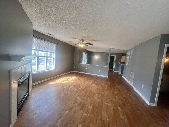 Building Photo - RENT SPECAIL*** $1400 For APRIL & MAY RENT.Breezewood Condo, 2 Brd/2bath Screen Porch! LVP wood f...