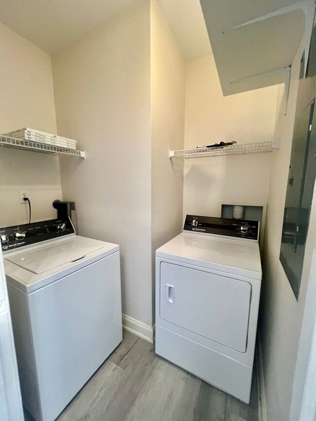 Building Photo - Mayfaire Townview 3rd floor 2BR unit with ...