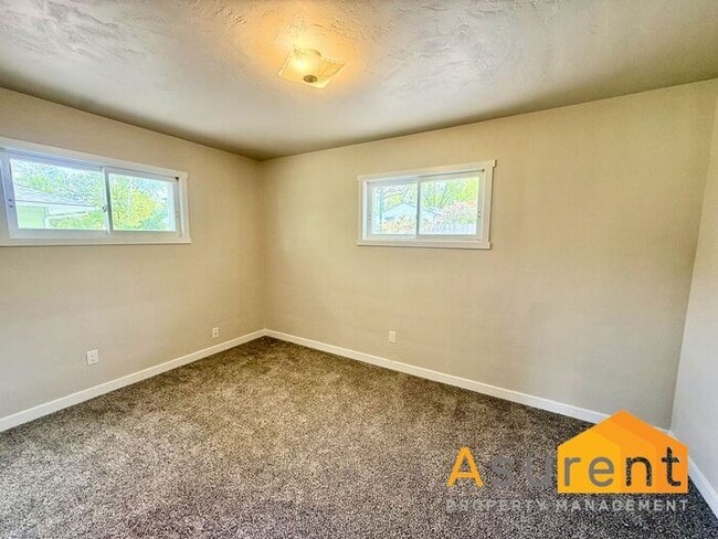 Building Photo - Freshly Renovated 3-Bedroom, 1-Bath Duplex in Ashland