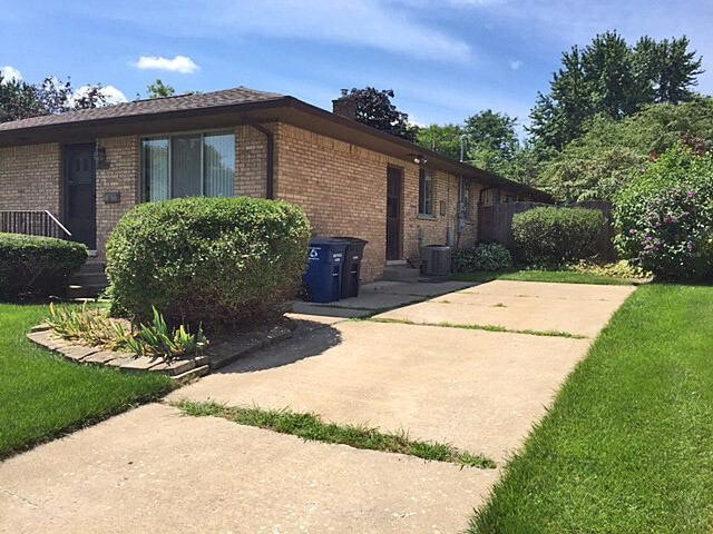 Building Photo - 1640 Greenview Dr