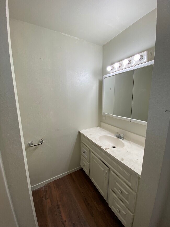 Building Photo - 131 N Villa St