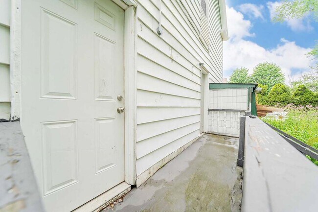 Building Photo - 4310 Daisy Ave
