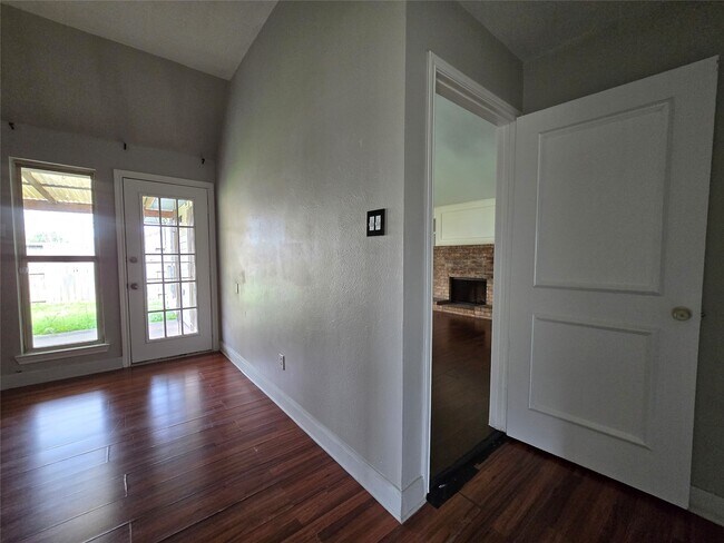 Building Photo - 1818 Pine Hollow Dr