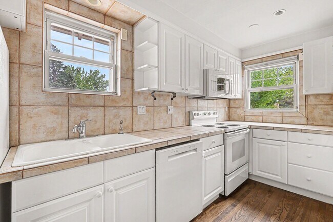 Building Photo - Available NOW! 3 Bedroom 2 Bath Beautiful Home in Denver!