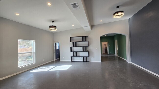 Building Photo - Renovated / Spacious Ranch Style Home in Lago Vista