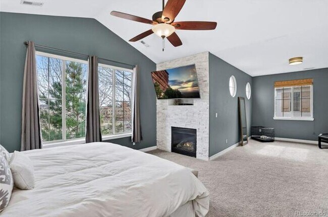 Building Photo - Renovated 2-bed 2.5 bath bright and open townhome located in the heart of Lone Tree!