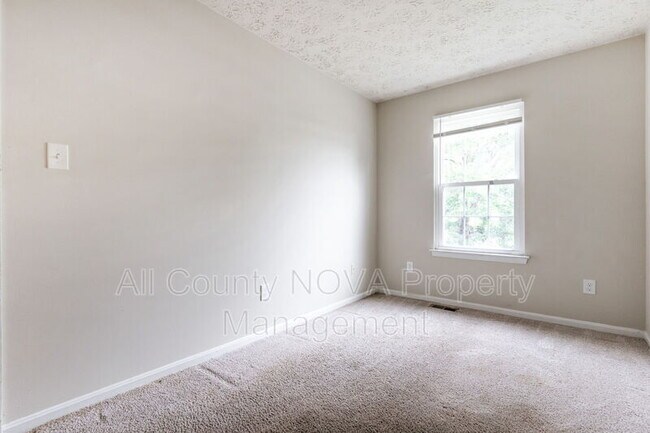 Building Photo - 17 Heather Ln