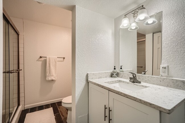 Building Photo - Beautiful 5 BDR Louisville Home/ Private Backyard