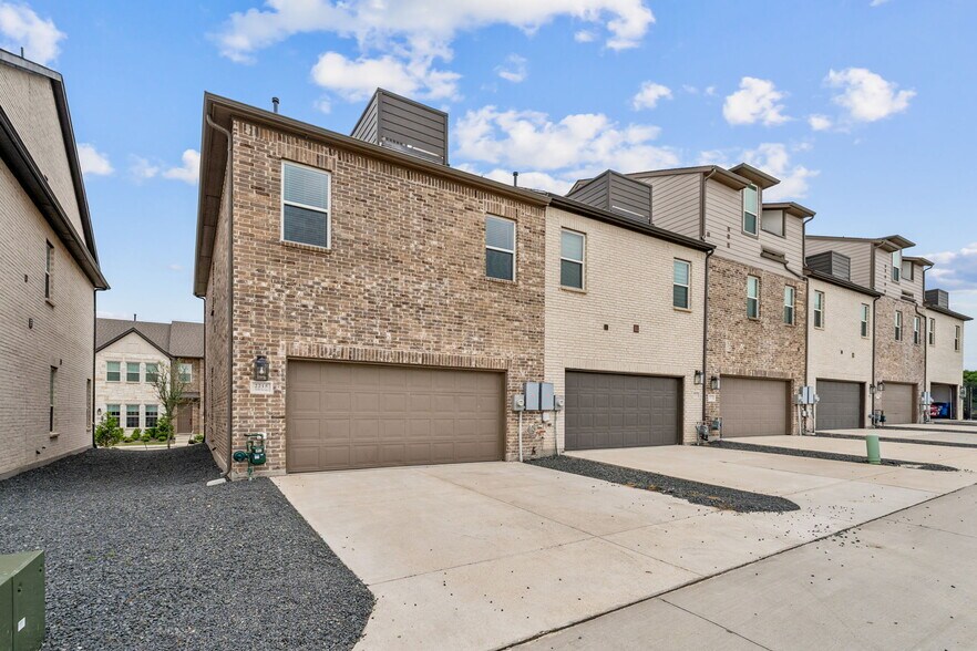 Building Photo - 2215 Adena Springs Dr