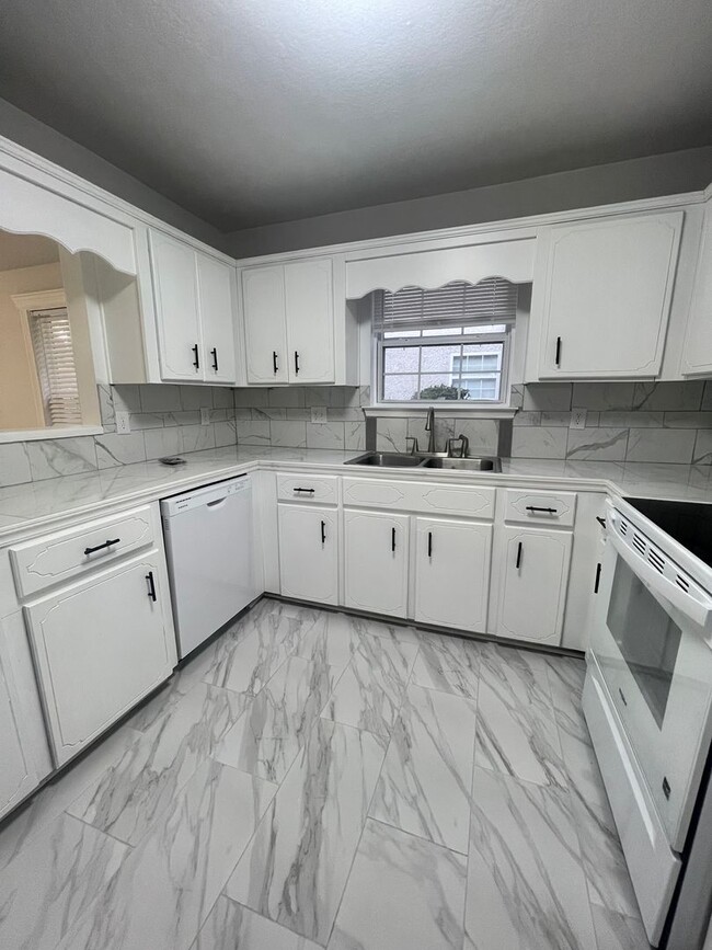 Building Photo - 202 Leeswood Cir