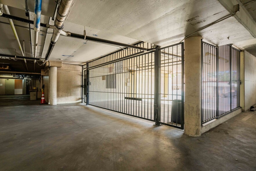 Building Photo - 321 S San Vicente Blvd