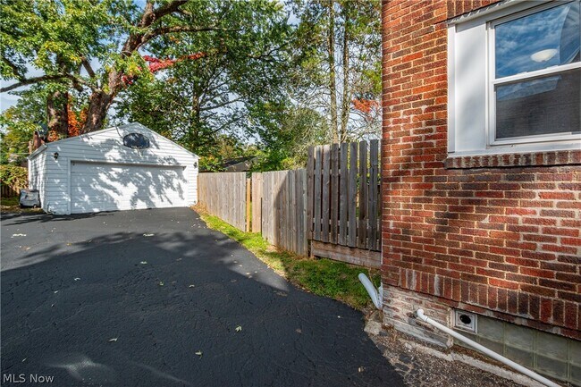 Building Photo - 486 Sumatra Ave