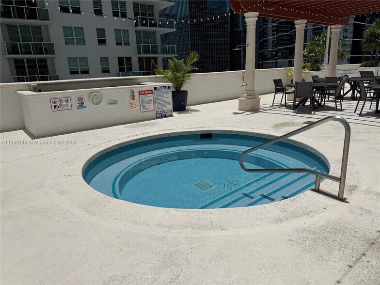 Building Photo - 1200 Brickell Bay Dr