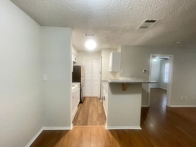 Building Photo - 1 Bed / 1 Bath Condo in Gated Comm. In Altamonte Springs, Available Now!!
