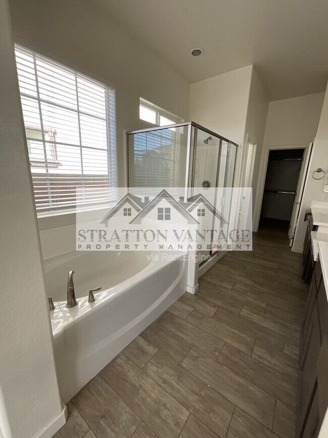 Building Photo - 10155 E Naranja Ave