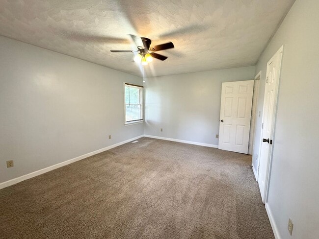 Building Photo - 102 Hunters Trail W