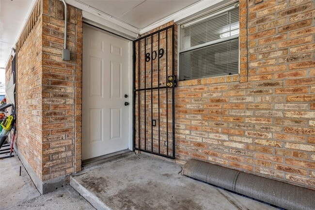 Building Photo - 809 Brooks St