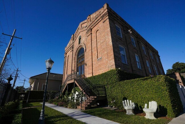 Building Photo - 709 Jackson Ave