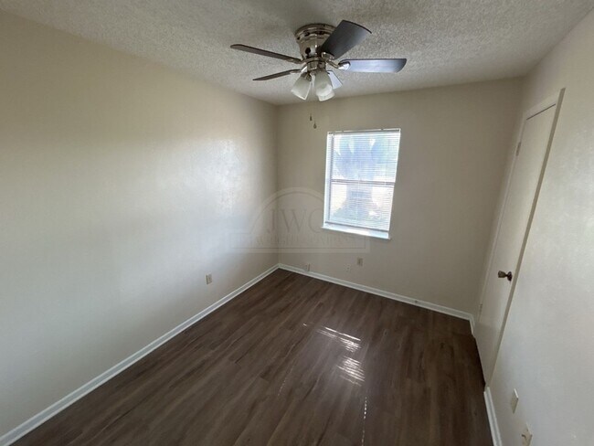 Building Photo - 607 Spoke Dr