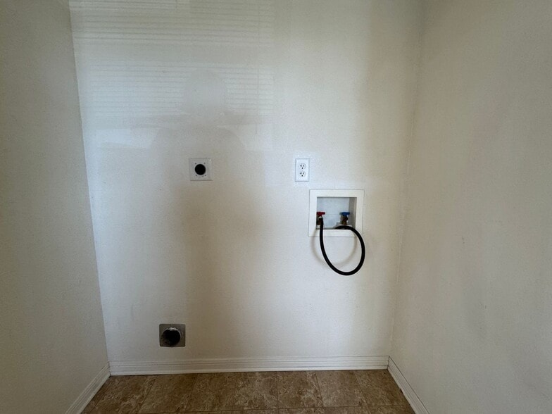Building Photo - 805 Leifester Cir
