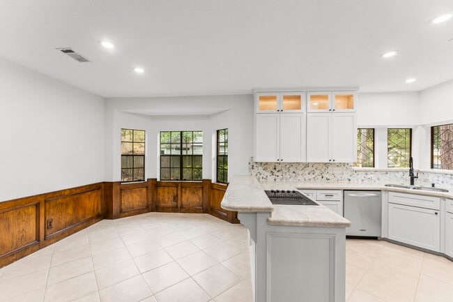 Building Photo - 6 Thornhedge Ct