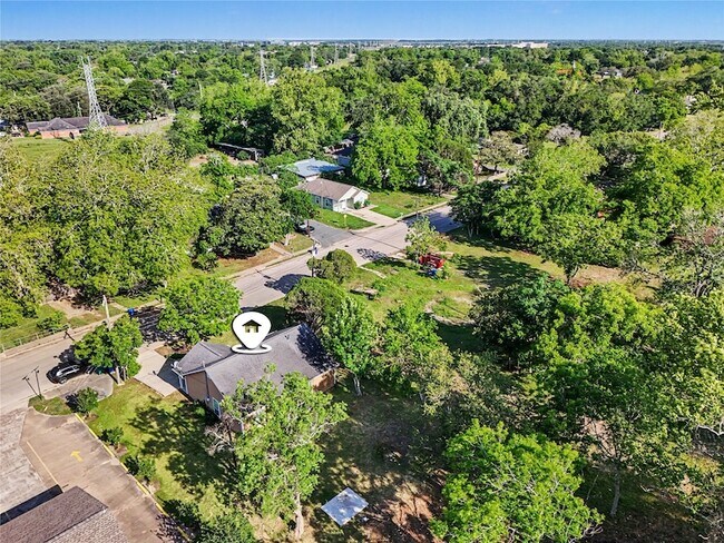 Building Photo - 326 S Bell Dr