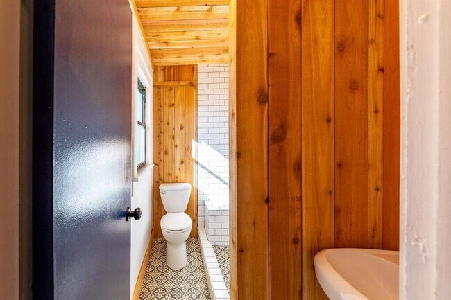 Building Photo - 2215 18th St