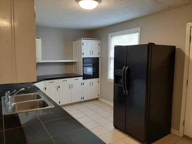 Building Photo - 105 Travis St