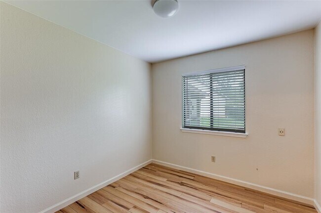 Building Photo - 1121 Peggotty Pl