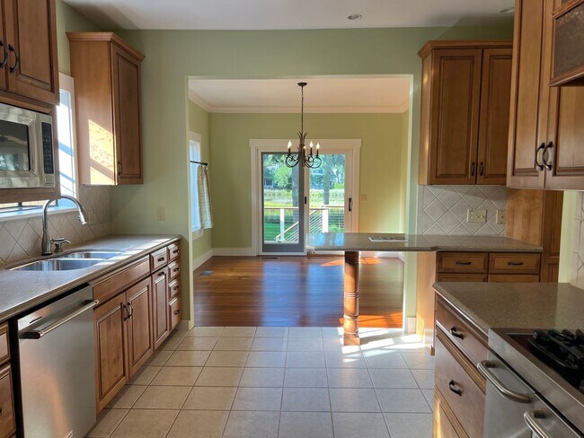 Building Photo - Gorgeous Marsh Views in Moss Creek!