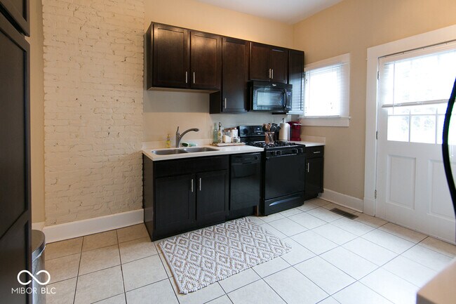 Building Photo - 809 Broadway St