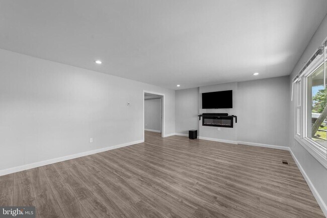 Building Photo - 12 Holbrook Ln