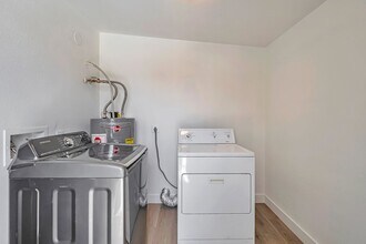 Building Photo - 3 Bedroom 2 Bath with Pool!