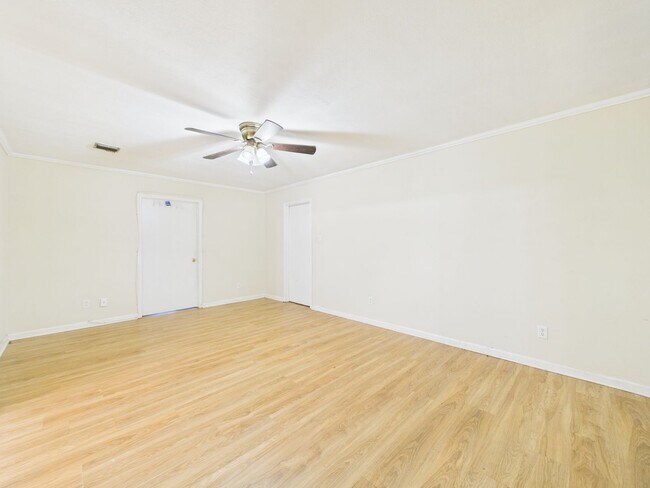 Building Photo - 4 Bedroom/3 Bathroom Home Available NOW!