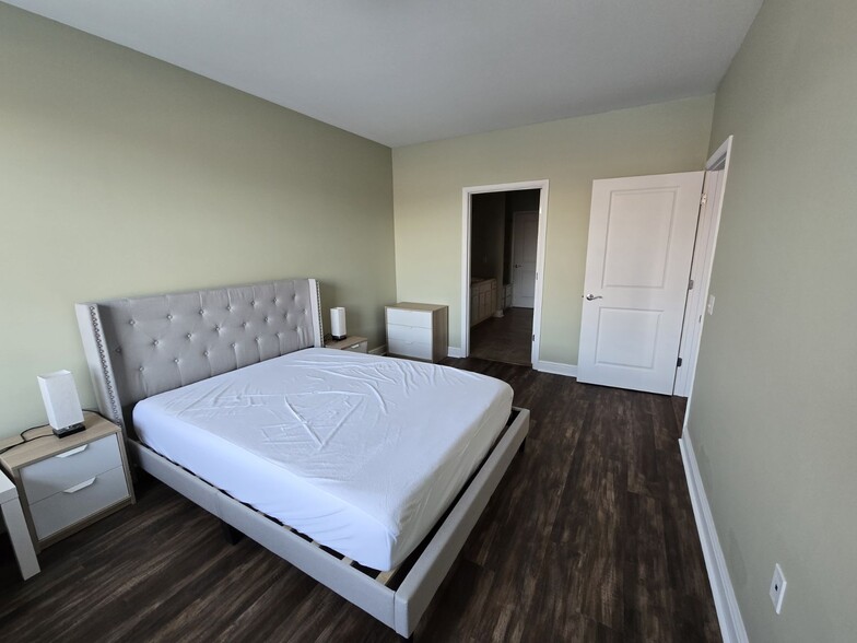 Building Photo - 5570 Centre Ave