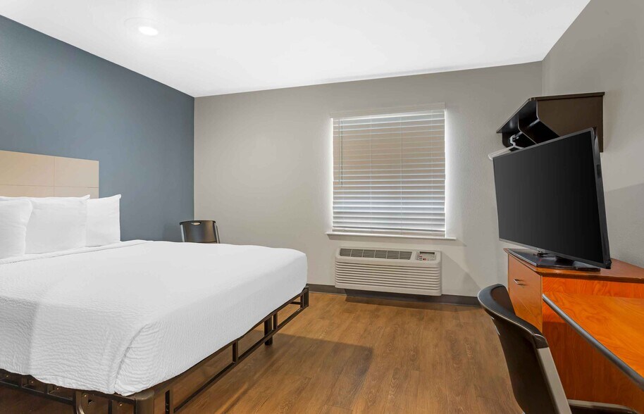 Building Photo - Furnished Studio-Fort Myers
