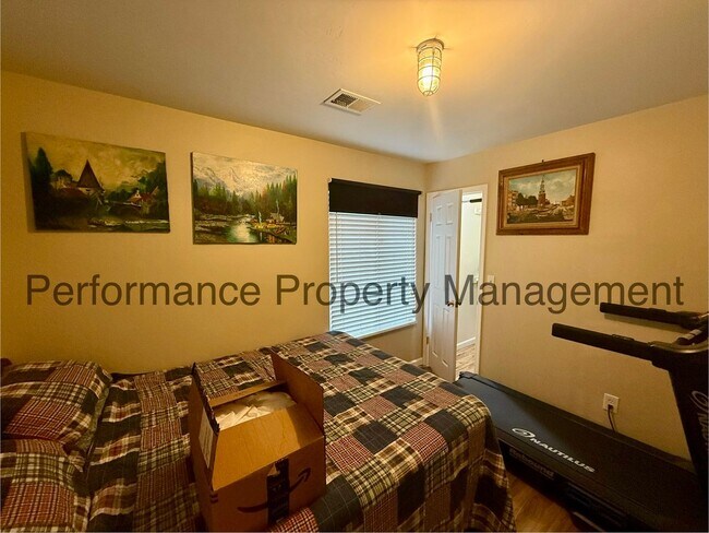 Building Photo - Charming 3 Bed/2 Bath San Lauren Home