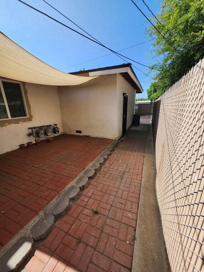 Building Photo - M-Muir Ave (triplex)