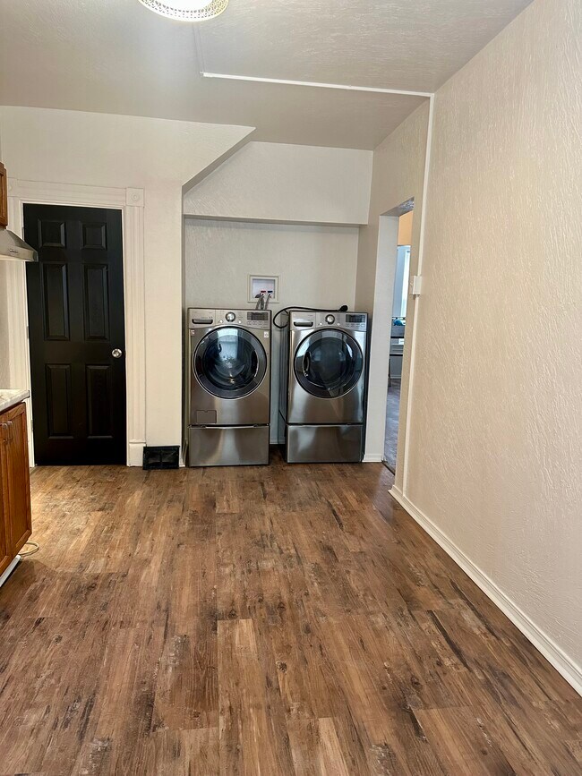 Building Photo - 638 Middle Ave