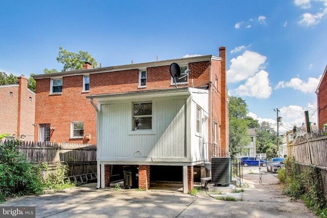 Building Photo - 3407 Floral St