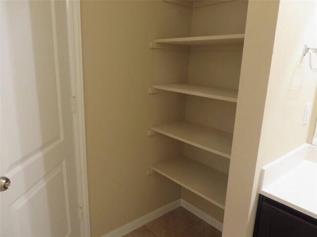 Building Photo - 505 Pinnacle Dr