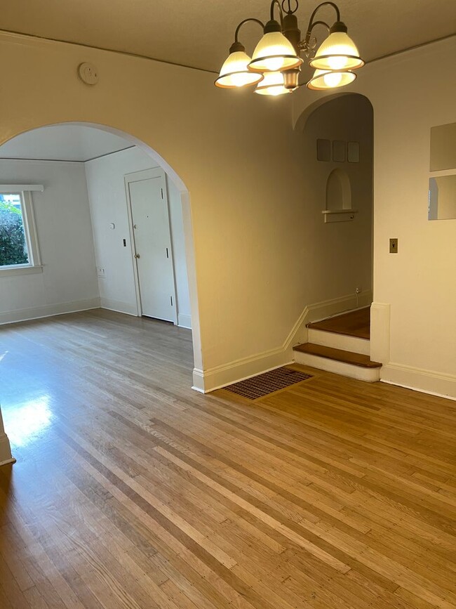 Building Photo - Cro02 - NW Northrup