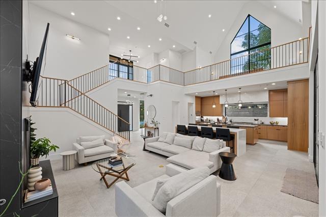 Building Photo - 5839 Richmond Ave