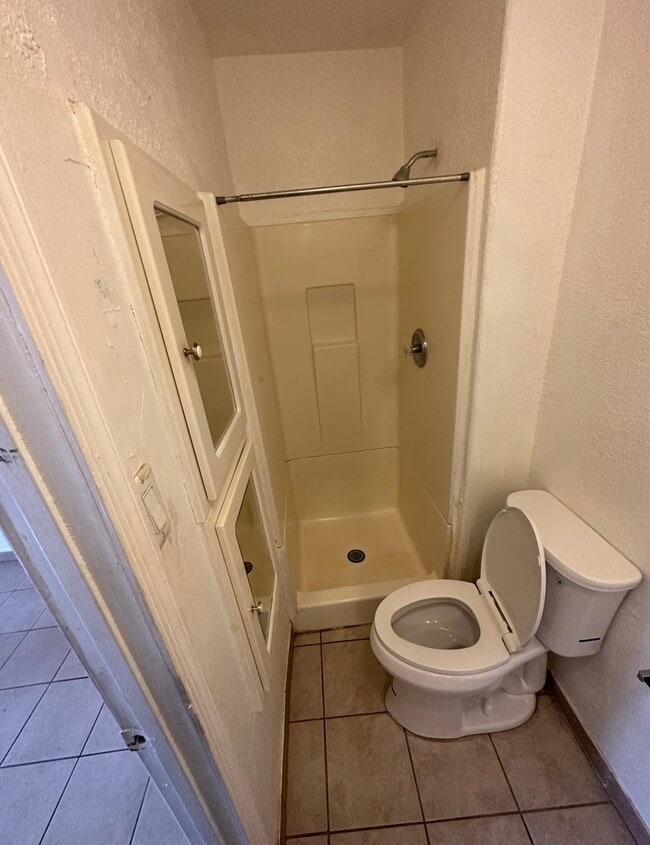 Building Photo - 106 E Vaughn Ave