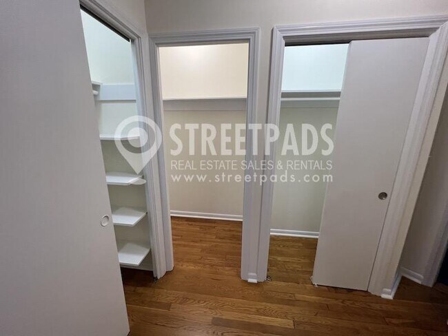 Building Photo - bedroom in Boston MA 02135