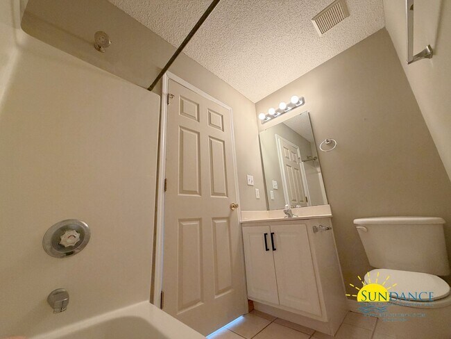 Building Photo - Stunning 2 Bedroom Townhome Near Eglin AFB & Hurlburt Field!